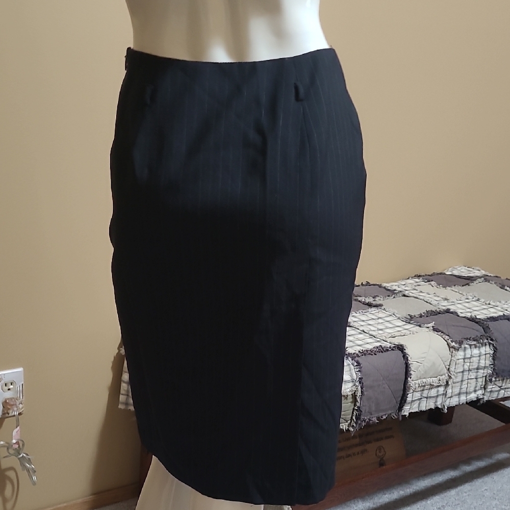 Elegant Tristan & Iseut Pinstripe Skirt - Picture 4 of 8